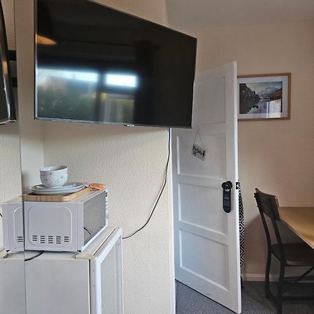 Double Bedroom Located Close To Manchester Airport Уизеншо Экстерьер фото