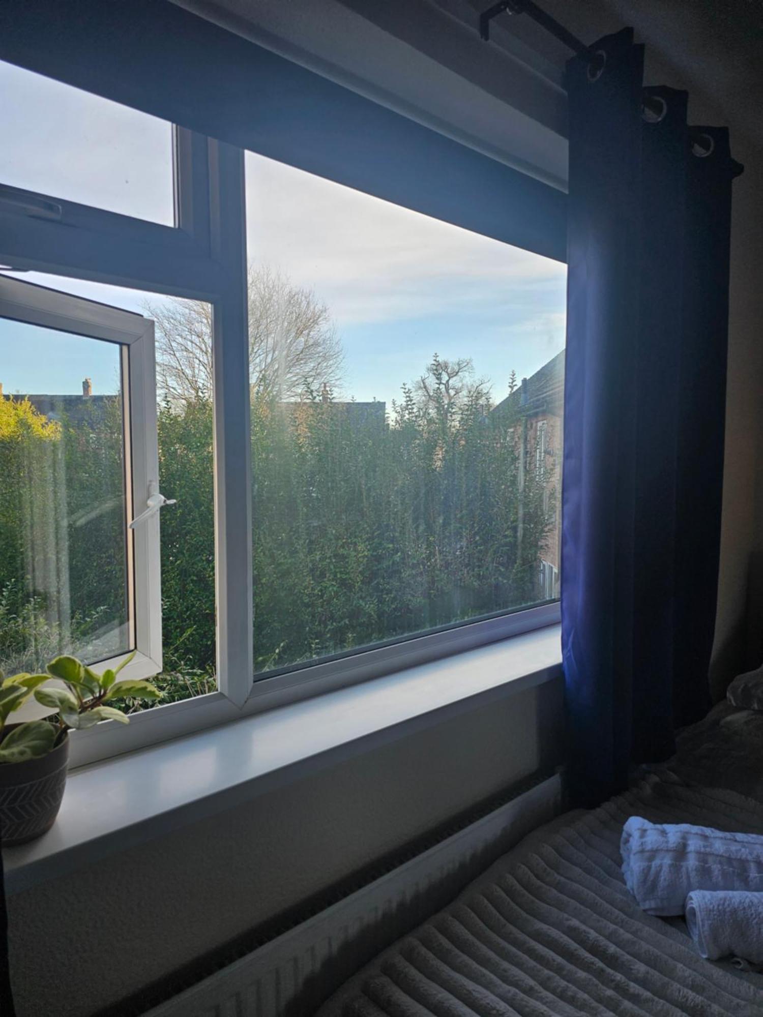 Double Bedroom Located Close To Manchester Airport Уизеншо Экстерьер фото