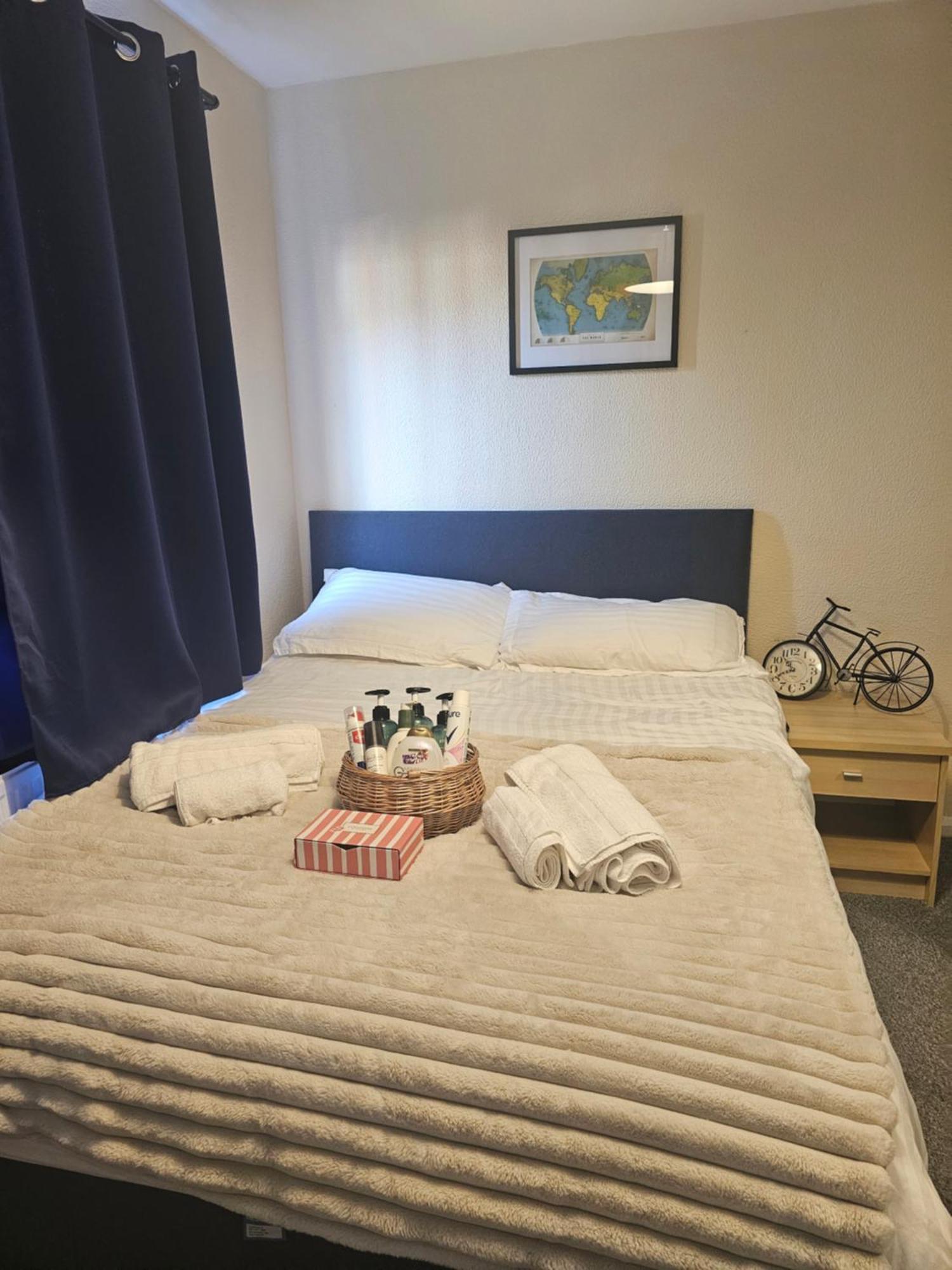 Double Bedroom Located Close To Manchester Airport Уизеншо Экстерьер фото